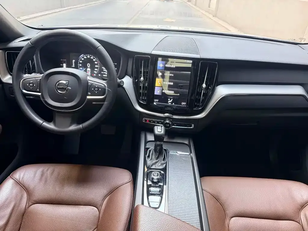 Volvo XC60 — фото 7
