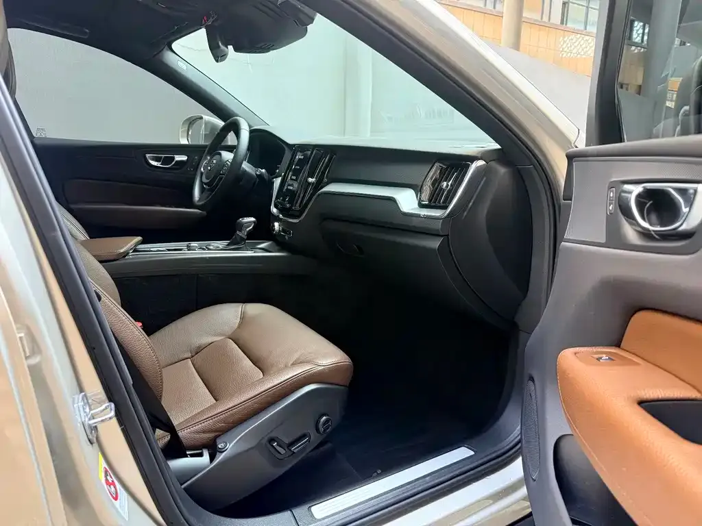 Volvo XC60 — фото 2