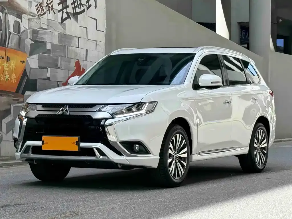 Mitsubishi Outlander — фото 1