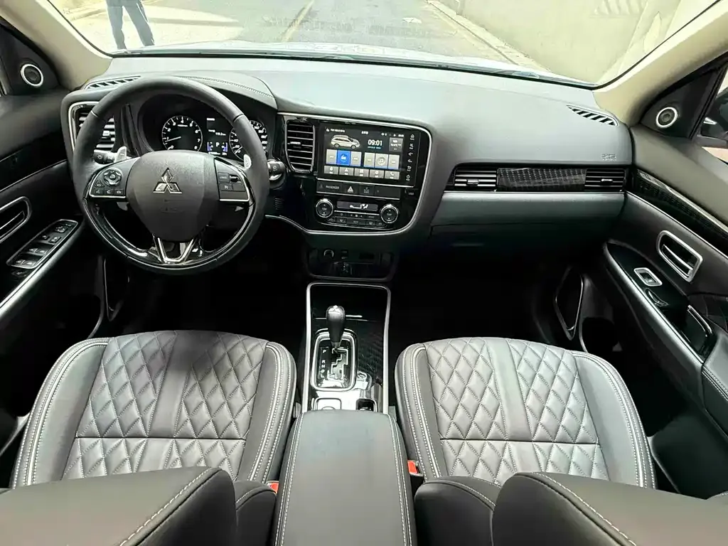 Mitsubishi Outlander — фото 2