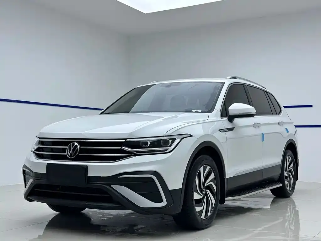 Volkswagen Tiguan L — фото 1