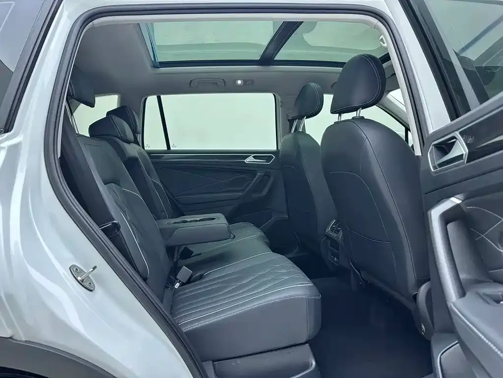 Volkswagen Tiguan L — фото 10