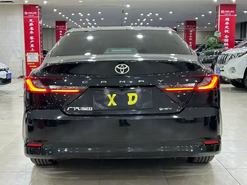 Toyota Camry — фото 2