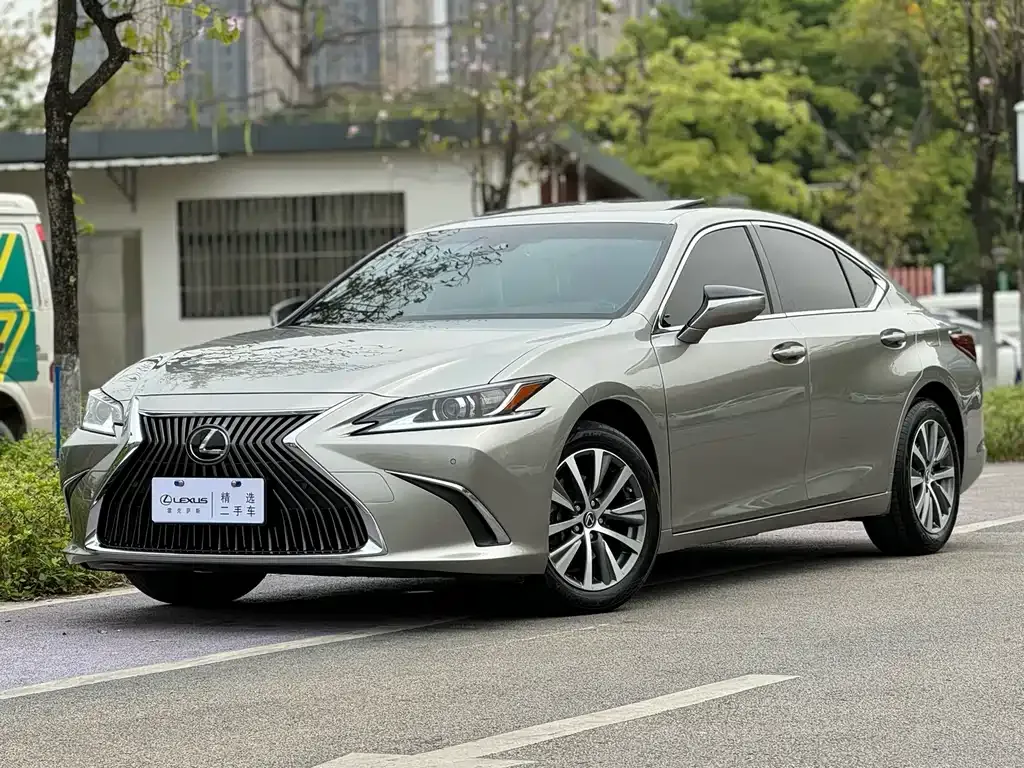 Lexus ES — фото 1
