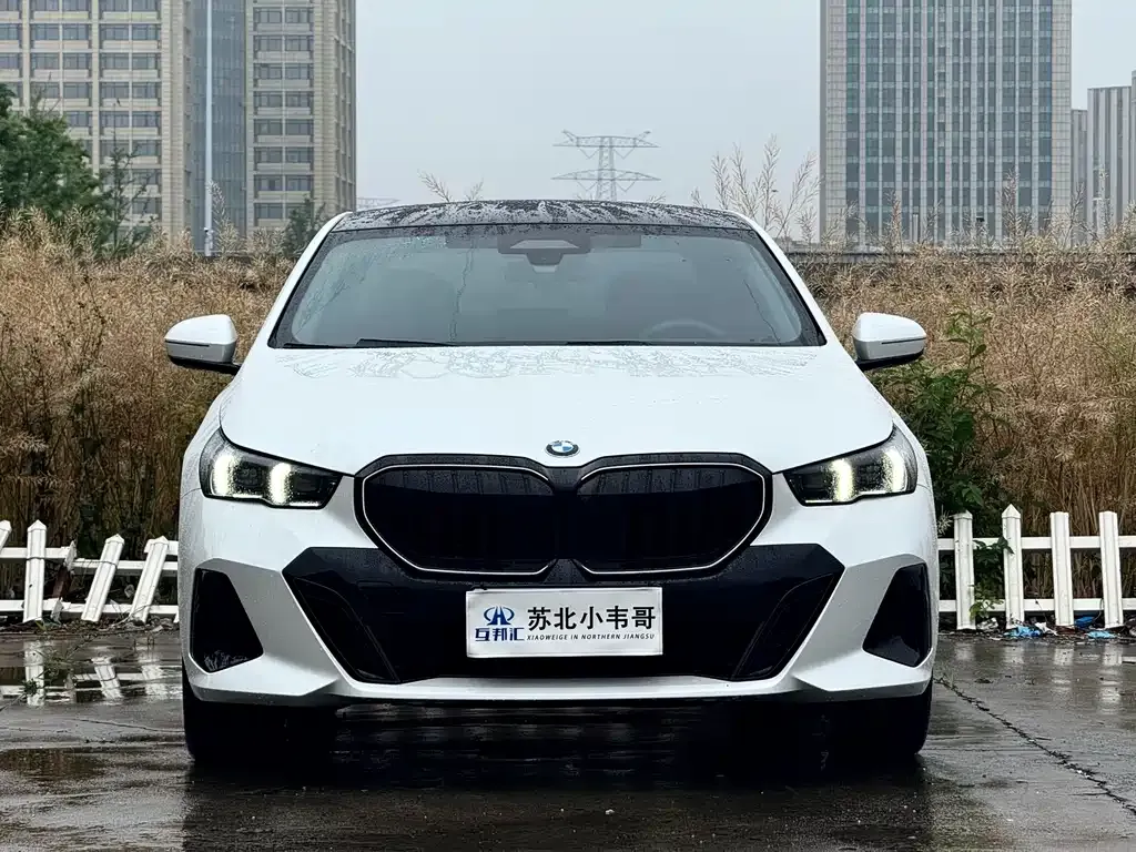 BMW 5 Series — фото 1