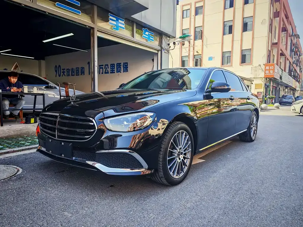 Mercedes-Benz E-Class — фото 1