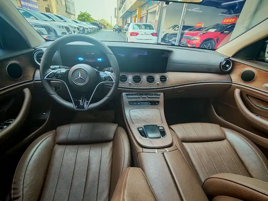 Mercedes-Benz E-Class — фото 4