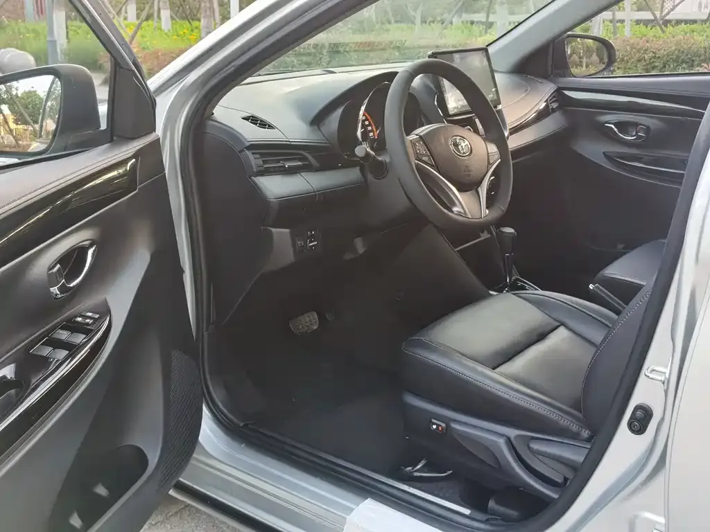 Toyota Yaris L — фото 3