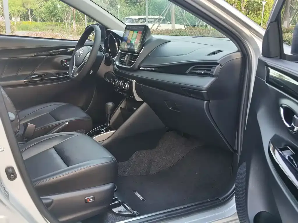 Toyota Yaris L — фото 2
