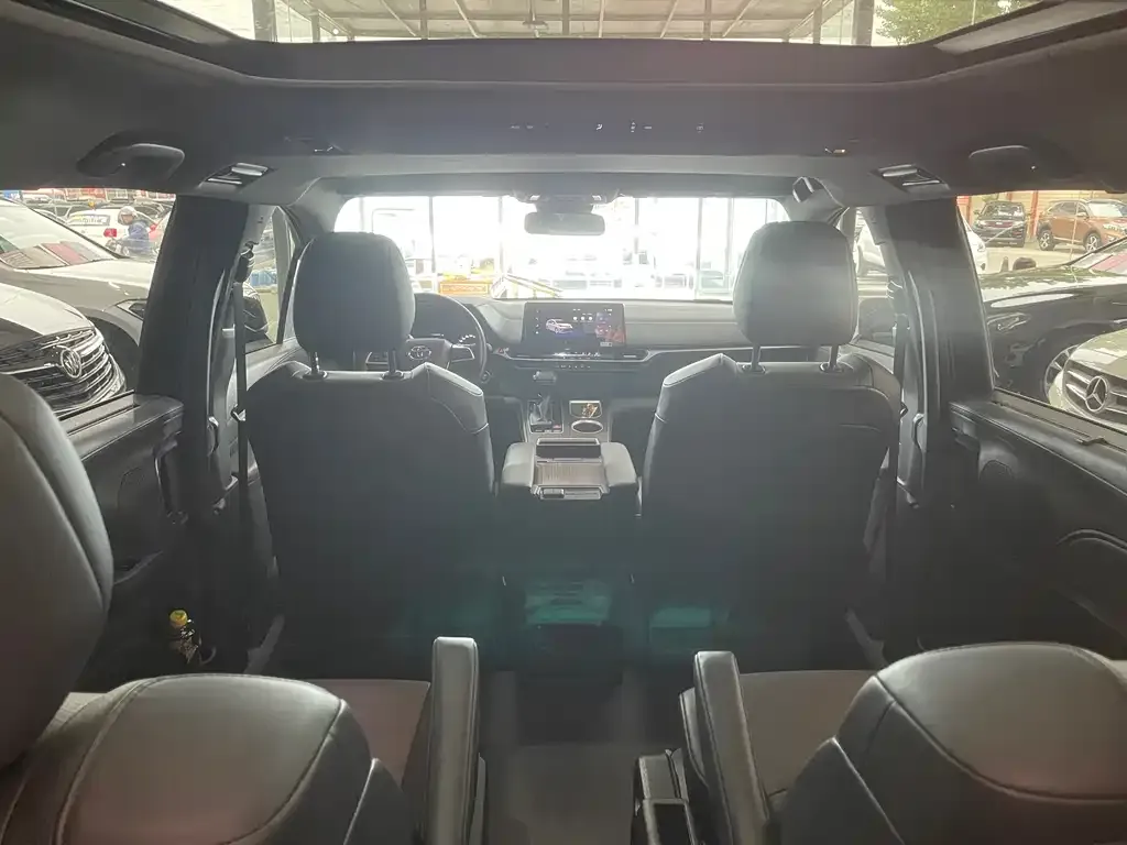 Toyota Granvia — фото 2