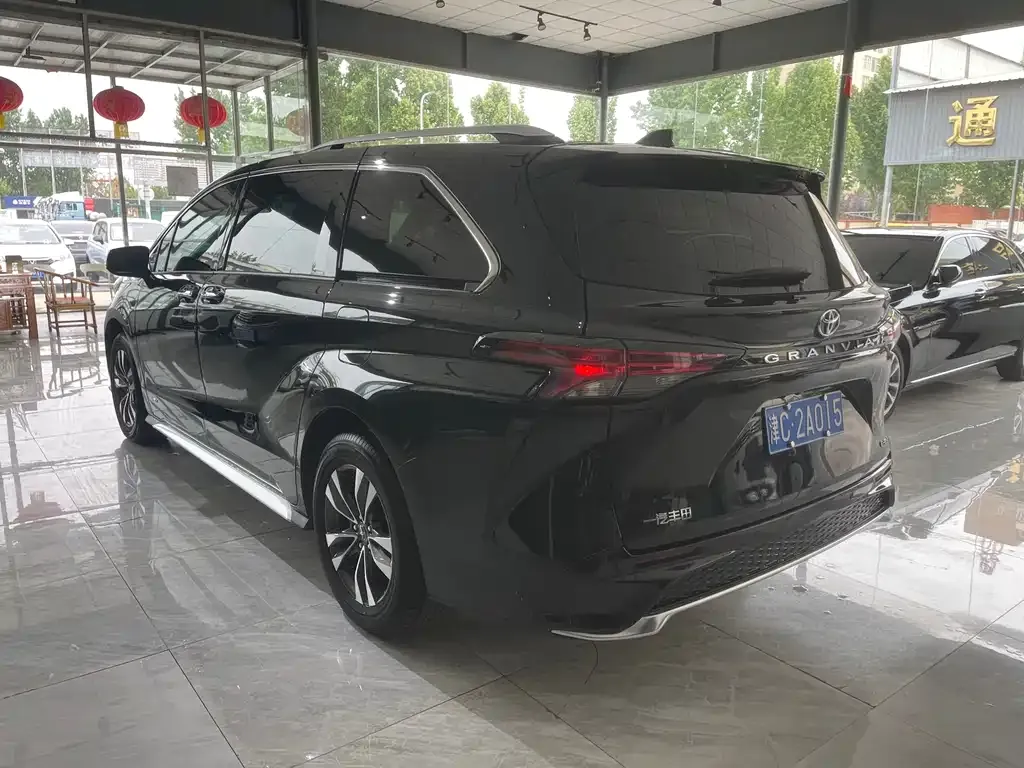 Toyota Granvia — фото 7