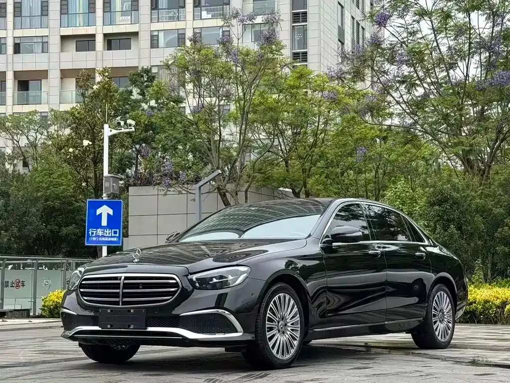 Mercedes-Benz E-Class — фото 1