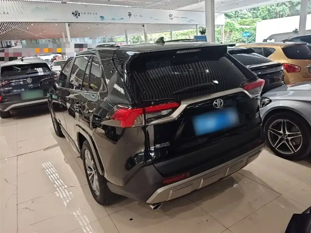 Toyota RAV4 — фото 5
