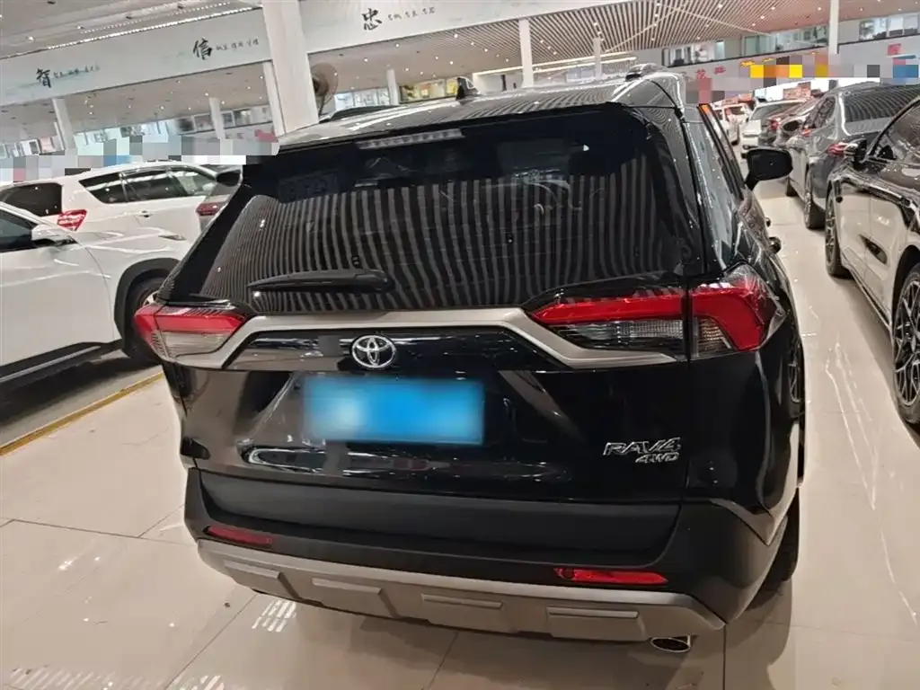 Toyota RAV4 — фото 7