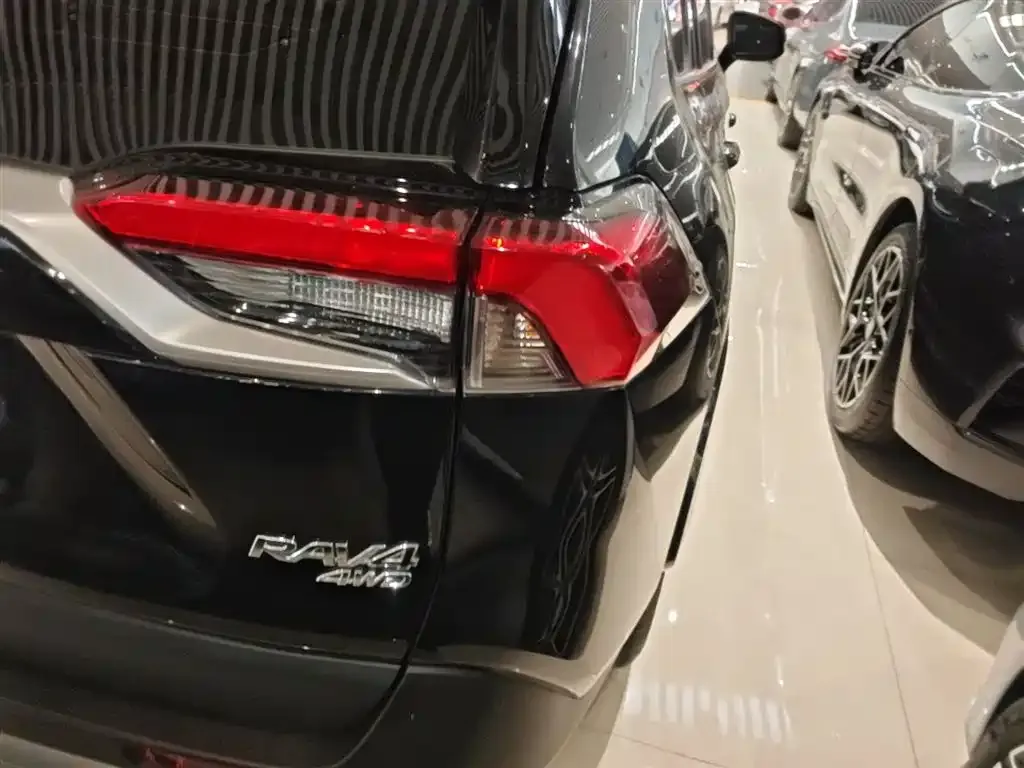 Toyota RAV4 — фото 3