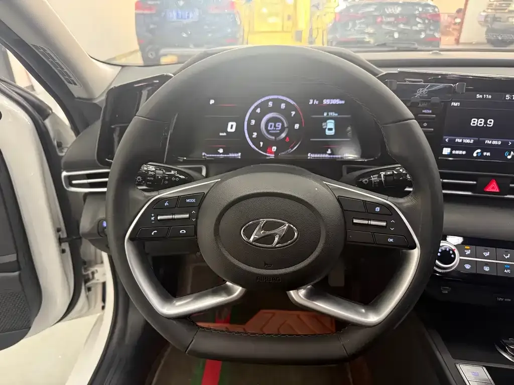 Hyundai Elantra — фото 4