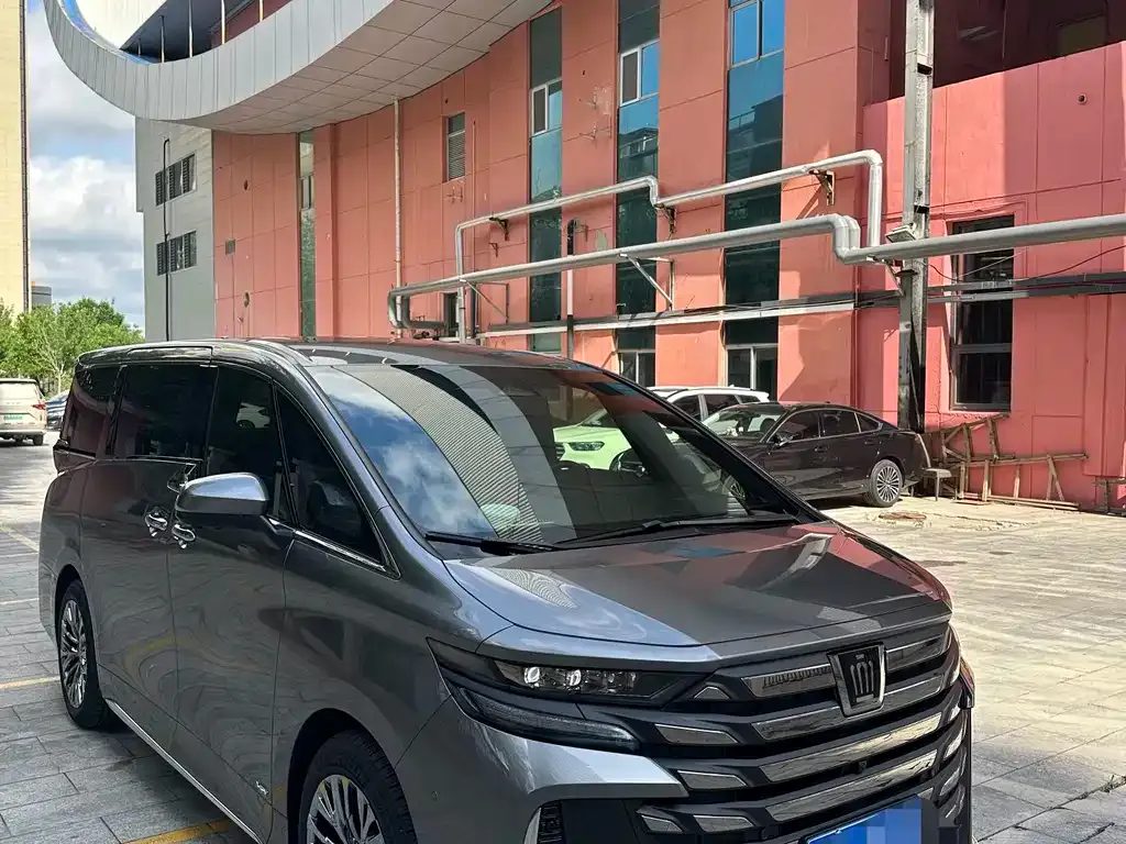 Toyota Vellfire — фото 1