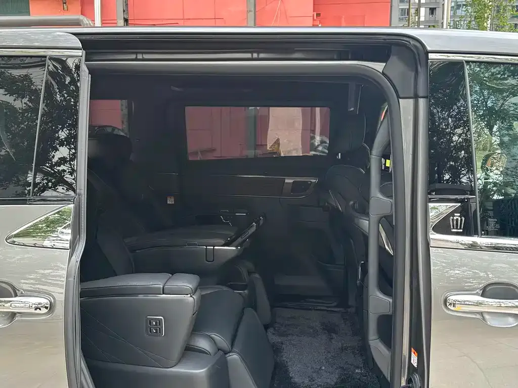 Toyota Vellfire — фото 3