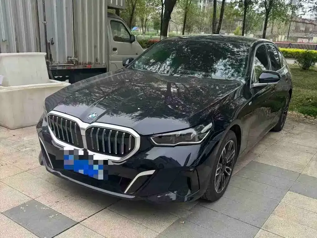 BMW 5 Series — фото 1