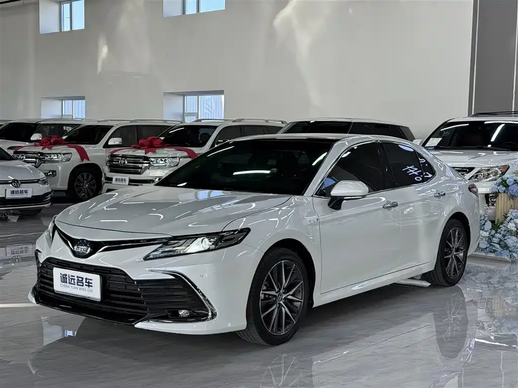 Toyota Camry — фото 1