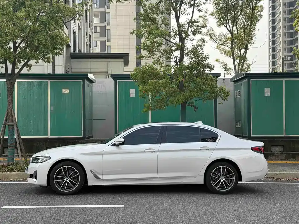 BMW 5 Series — фото 9