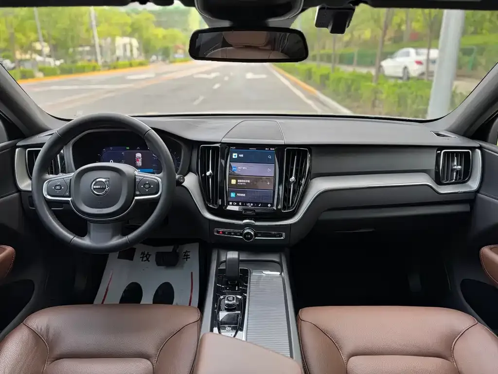 Volvo XC60 — фото 10