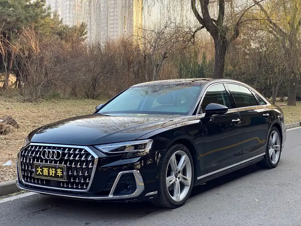 Audi A8 — фото 1