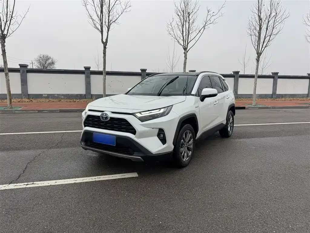Toyota RAV4 — фото 1