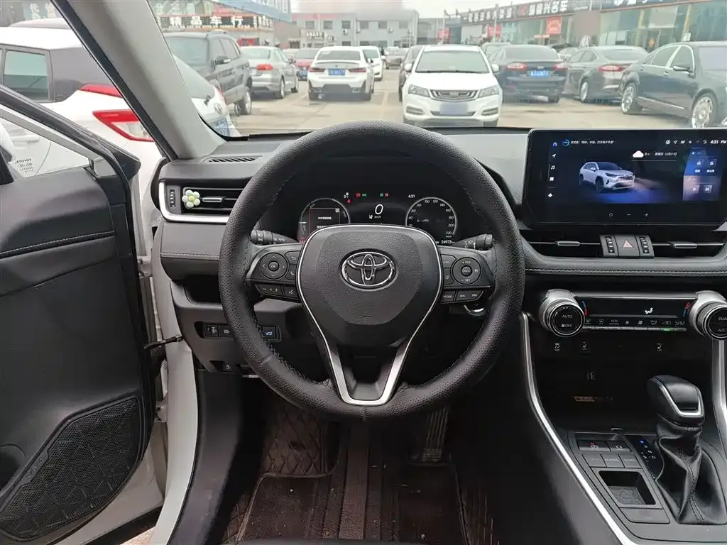 Toyota RAV4 — фото 8