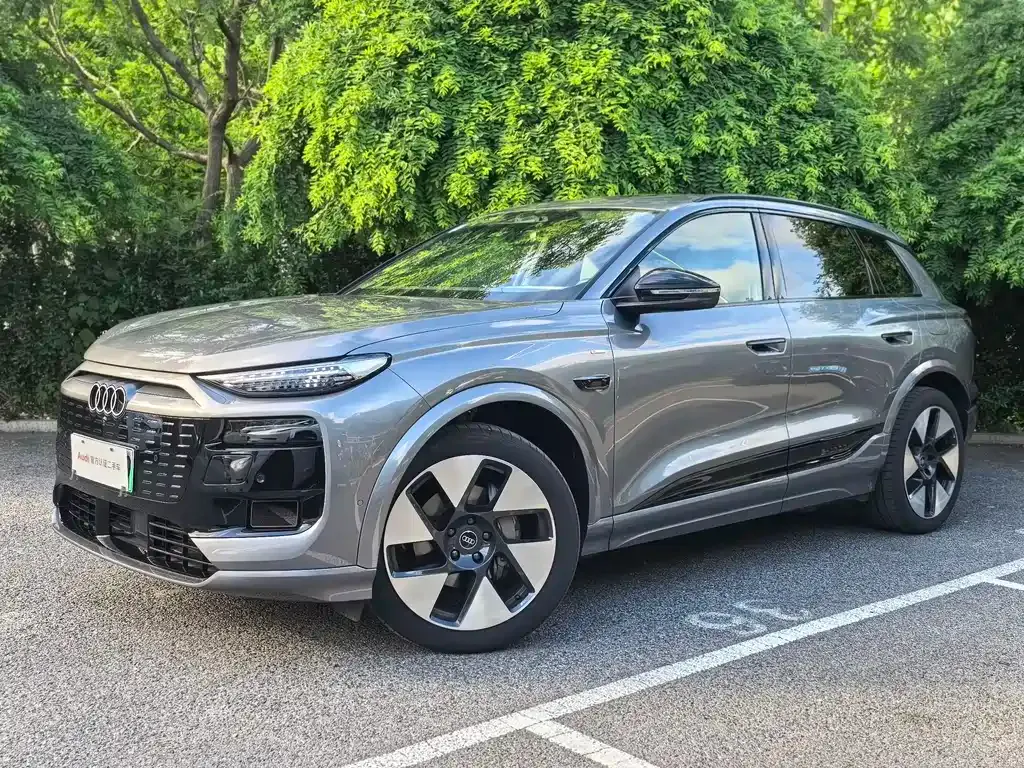 Audi Q6L e-tron — фото 1