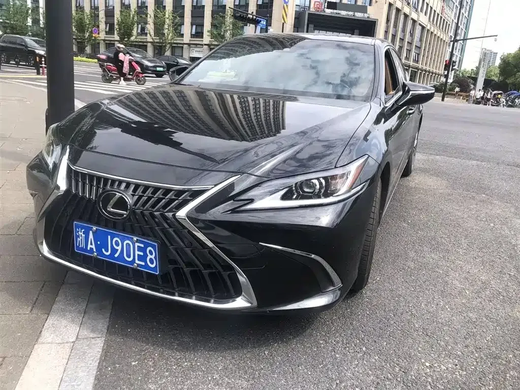 Lexus ES — фото 1