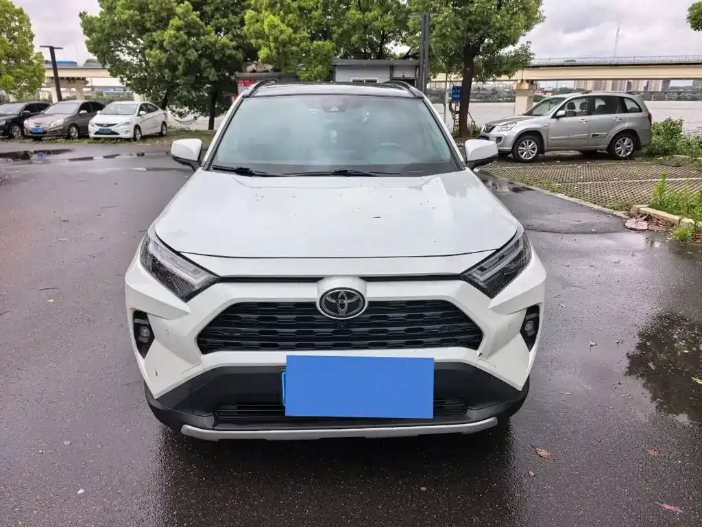 Toyota RAV4 — фото 1