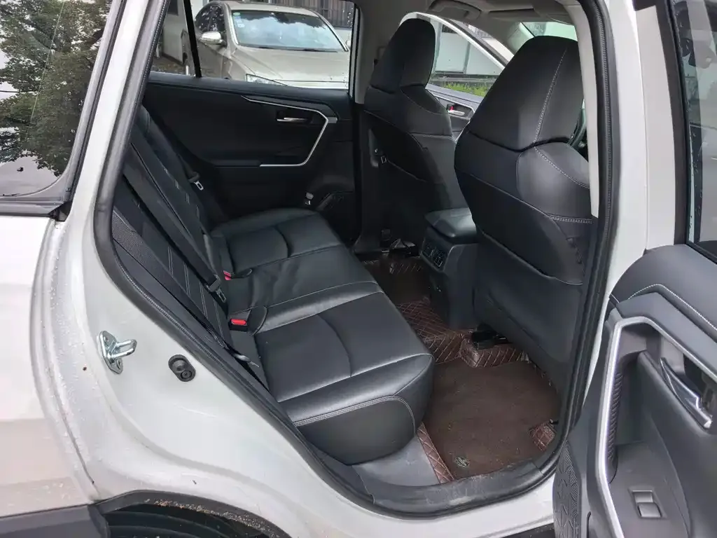 Toyota RAV4 — фото 2