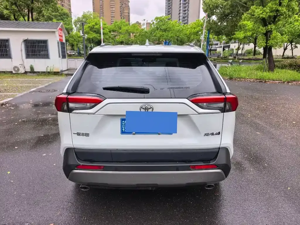 Toyota RAV4 — фото 5