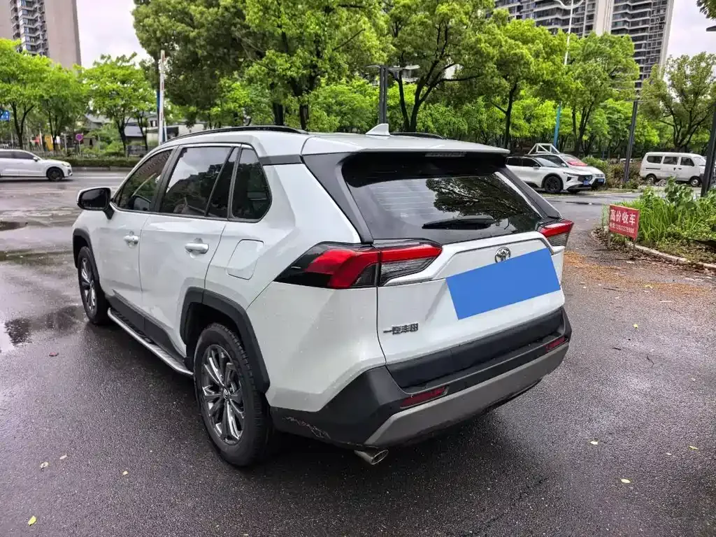 Toyota RAV4 — фото 7