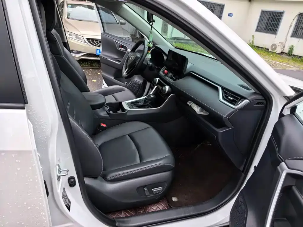 Toyota RAV4 — фото 10
