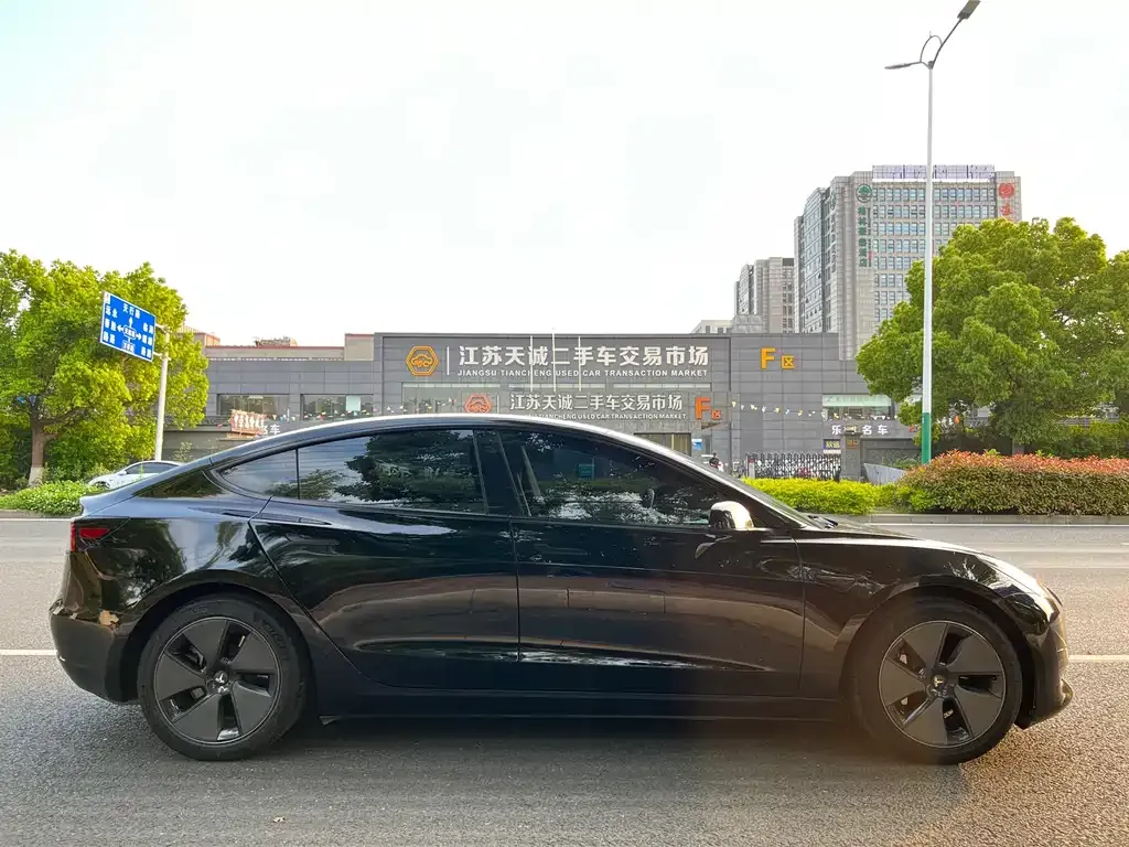 Tesla Model 3 — фото 2