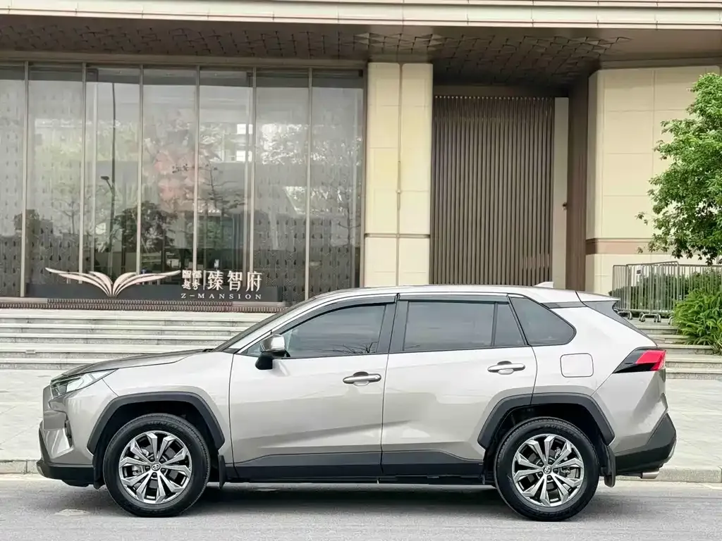 Toyota RAV4 — фото 6