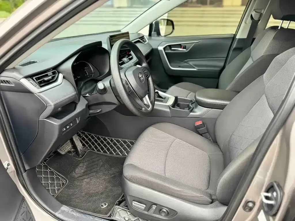 Toyota RAV4 — фото 8