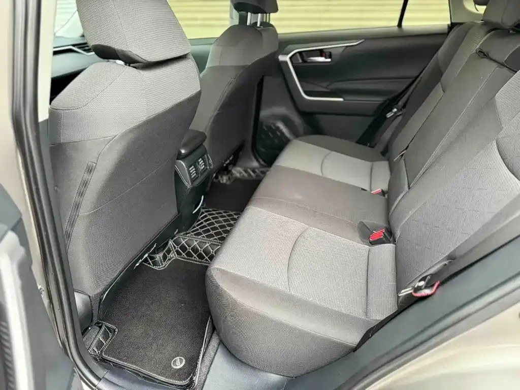 Toyota RAV4 — фото 5