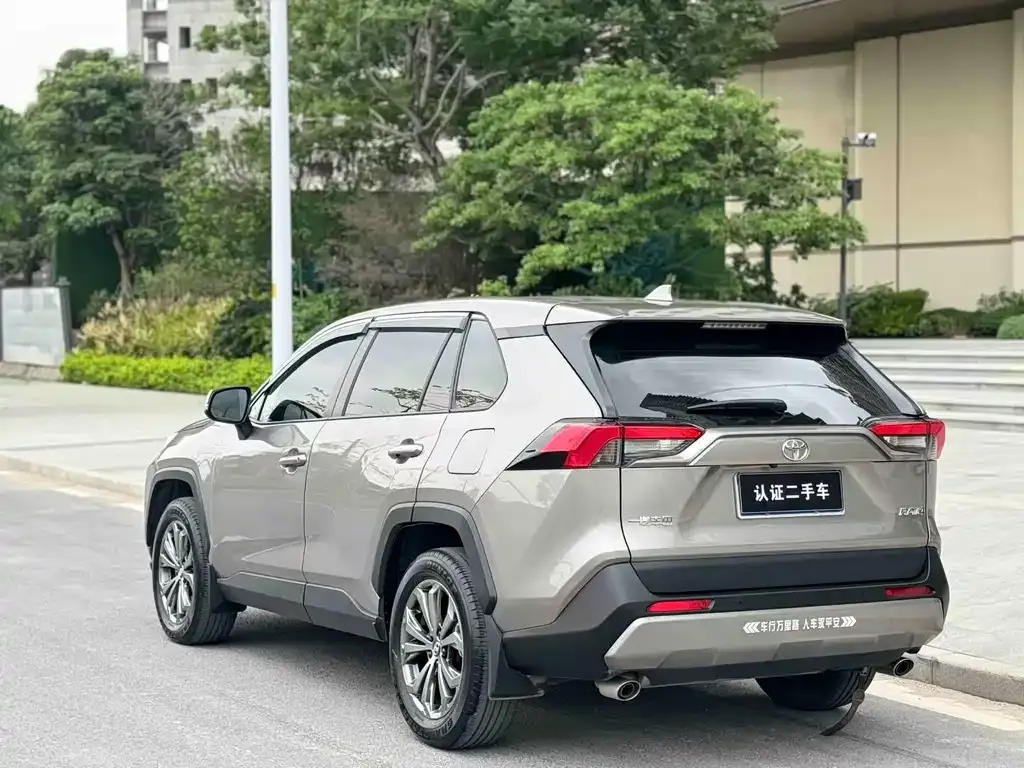 Toyota RAV4 — фото 9