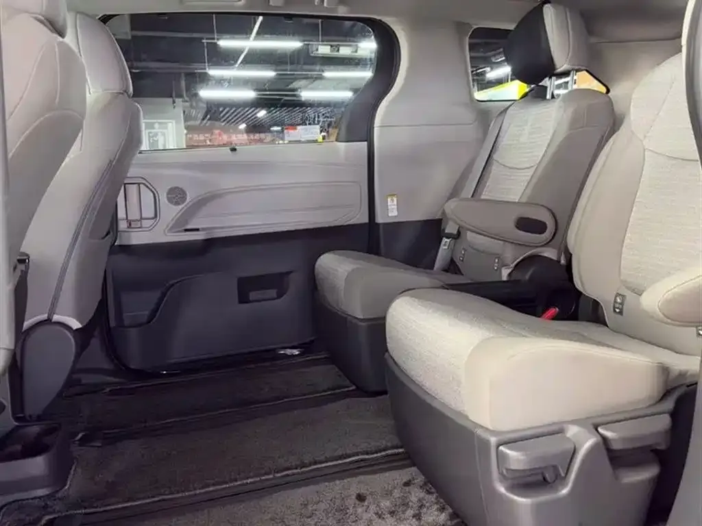 Toyota Sienna 2023 из CN, фото 2