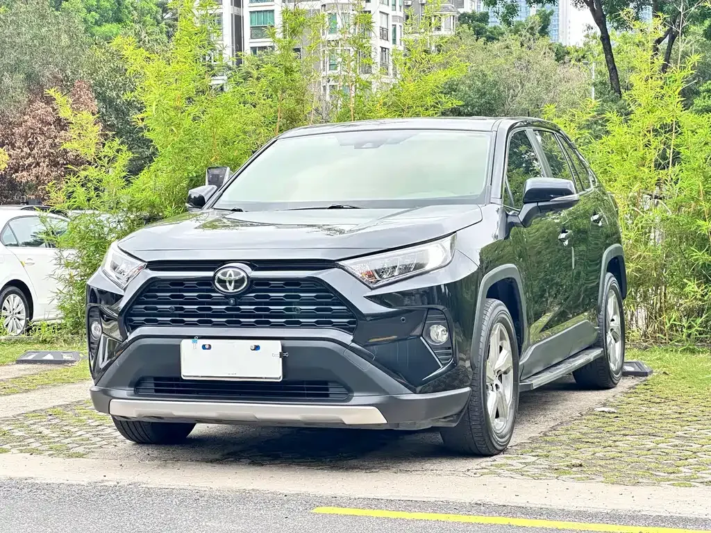 Toyota RAV4 — фото 1