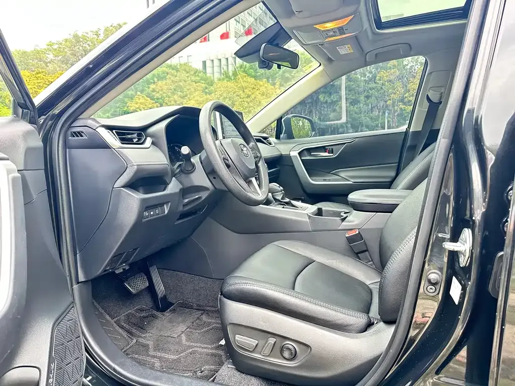 Toyota RAV4 — фото 9