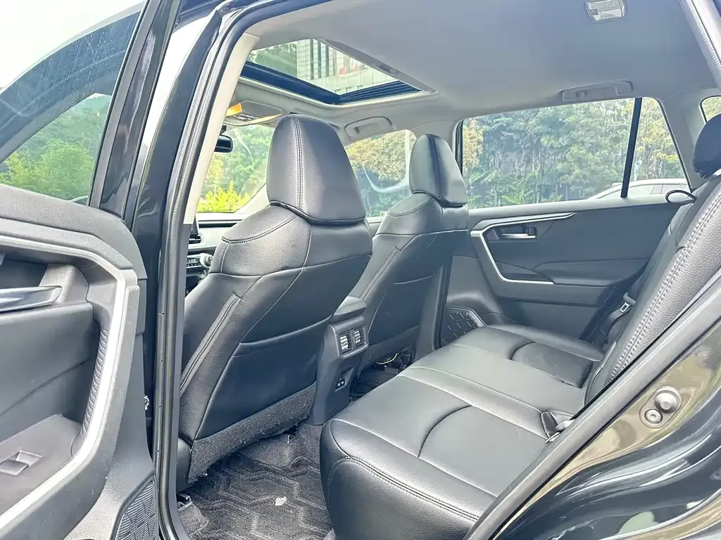 Toyota RAV4 — фото 4