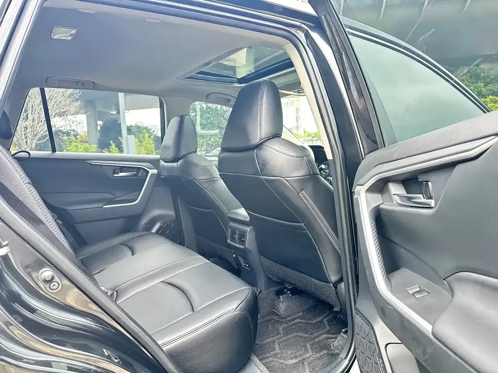 Toyota RAV4 — фото 3