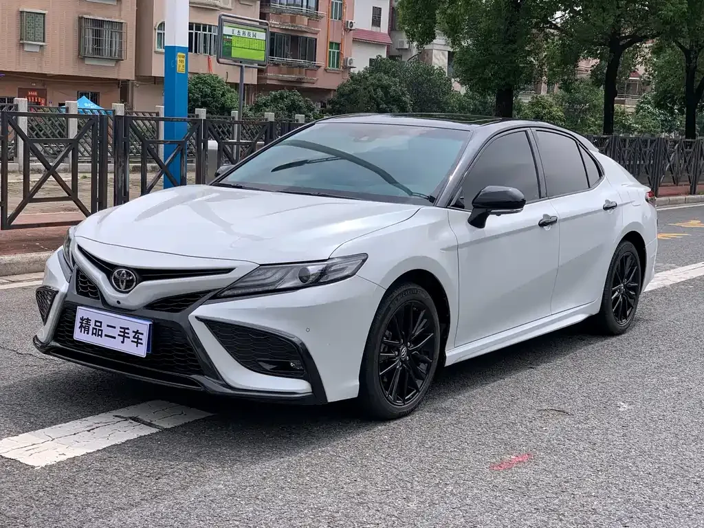 Toyota Camry — фото 1