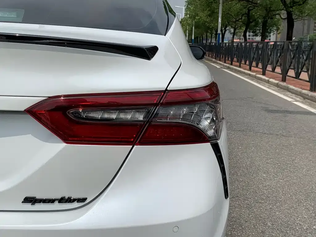 Toyota Camry — фото 4
