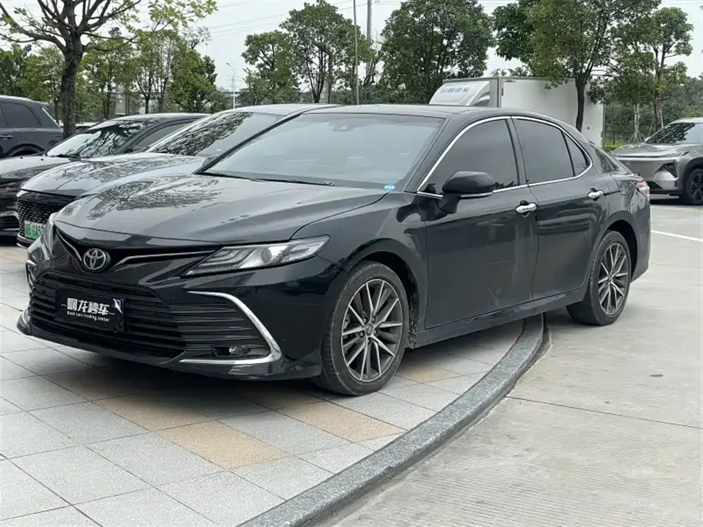 Toyota Camry — фото 1