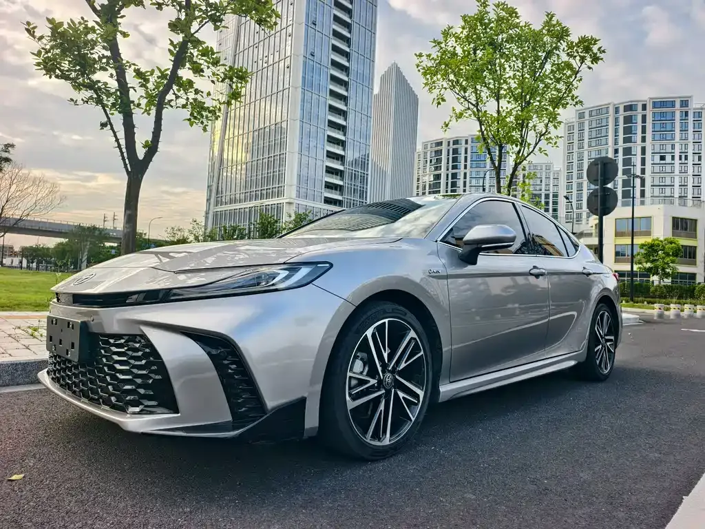 Toyota Camry — фото 1